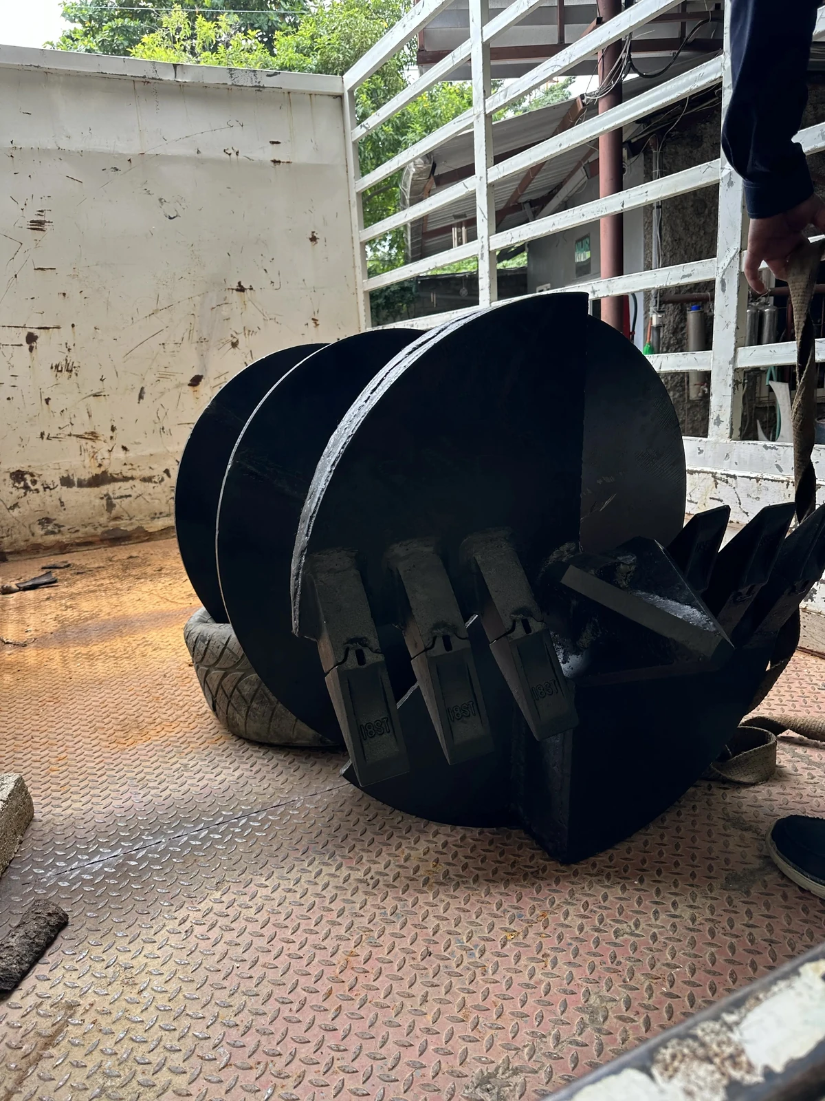 หัวเจาะ Auger พร้อมใบสกรูและฟันเจาะบนกระบะรถ
